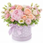 Цветы в коробке с кустовыми розами