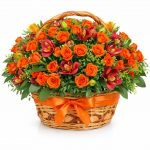 Цветы в корзинке с розами
